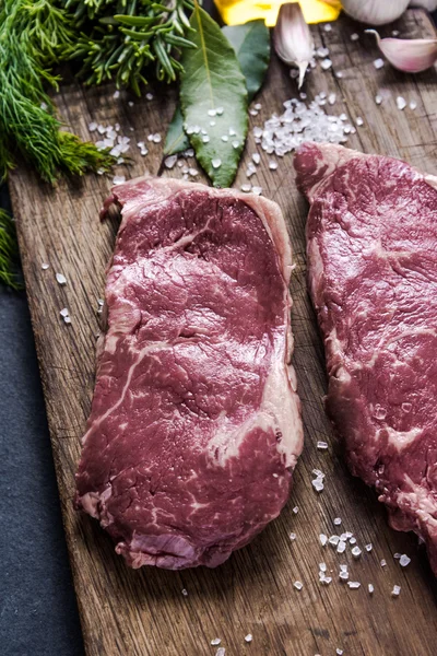 Rundvlees stirloin rauwe biefstuk met kruiden — Stockfoto