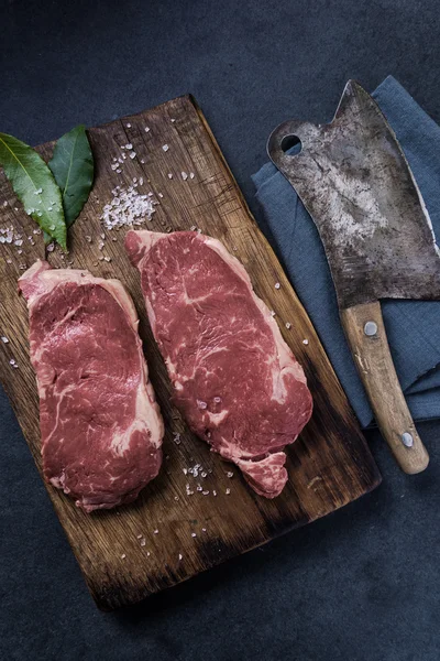 Stirloin biefstuk van slager — Stockfoto