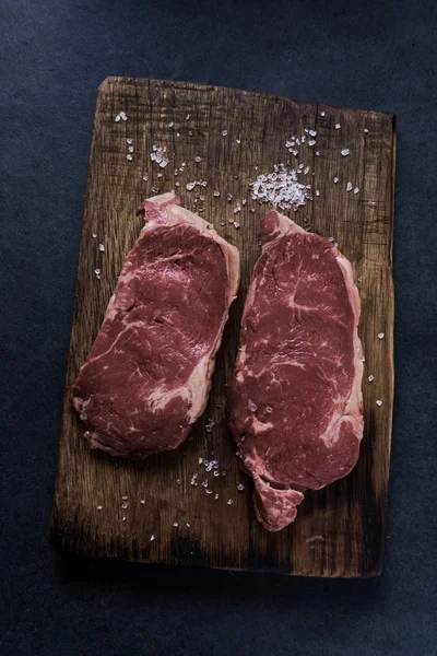 Verse rauwe stirlion rundvlees biefstukken met zout — Stockfoto