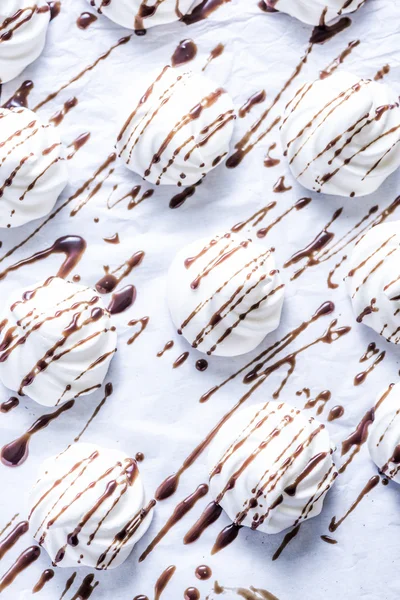 Φρέσκα μαρέγκα διακοσμημένα με σοκολάτα — Φωτογραφία Αρχείου