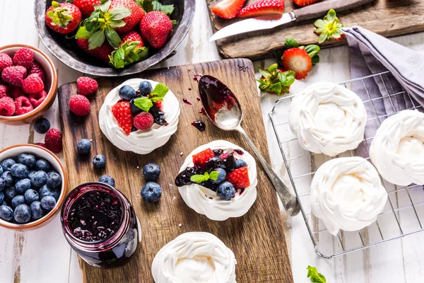 De traditionele dessert Pavlova met vers fruit — Stockfoto