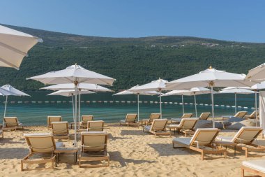 Altın plajda şemsiyeler ve plaj şezlongları, Karadağ