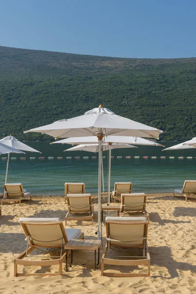 Ombrelloni Lettini Sulla Spiaggia Dorata Montenegro Con Cielo Blu — Foto Stock