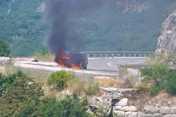 Brennendes Auto auf Autobahn Stockbild