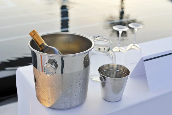 Bouteille de verres à vin et piscine — Photo