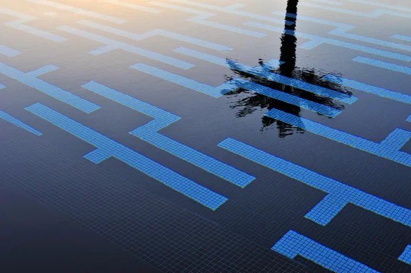 Reflexion von Palmen- und Sonnenuntergangslicht auf der Oberfläche des Luxus-Pools — Stockbild Pool bei Sonnenuntergang und Palme — Stockfoto