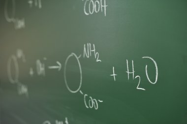 yazı tahtası üzerinde kimyasal formülü