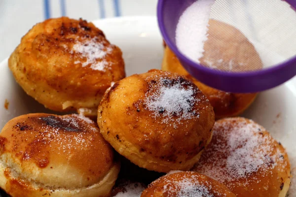 Powdering donuts — Stock Photo, Image