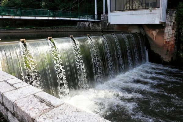 Bosna-Hersek 'in Saraybosna kentindeki Bentbasa manzarası, Miljacka Nehri şelalesi ve yaz yeşillikleriyle çevrili barajı gösteriyor