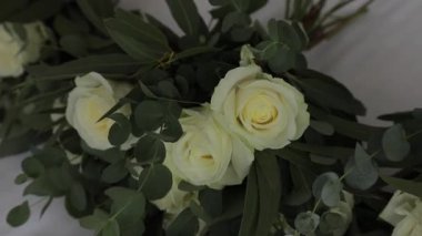 Güzel bir buket beyaz gül. Yavaşça.
