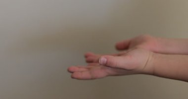 Bir çocuğun elleri annenin ellerine doğru uzanıyor. Anne ve çocuk nazikçe el ele tutuşup sarılıyorlar. 4K