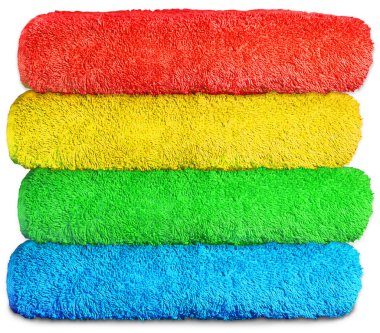 Beyaz arkaplanda renkli havlular