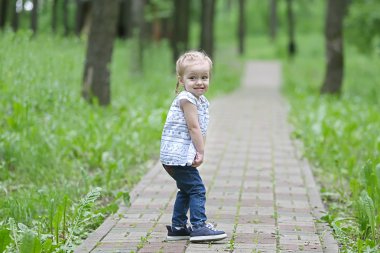 Biraz korkmuş bir kız