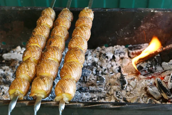 Kartoffeln am Spieß — Stockfoto