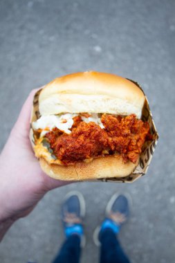 Nashville tavuklu sandviç, kızarmış tavuklu sandviç lahana salatası ve turşu, paket.