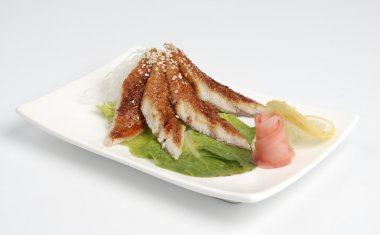 Yılan balığı sashimi beyaz bir plaka üzerinde