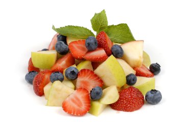 Beyaz arka planda meyve salatası