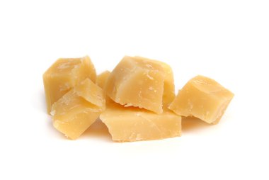 Gouda peyniri beyaz bir arka plan üzerinde parçaları