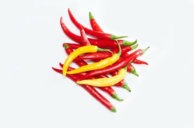 Kırmızı biber beyaz arkaplanda izole edilmiş.