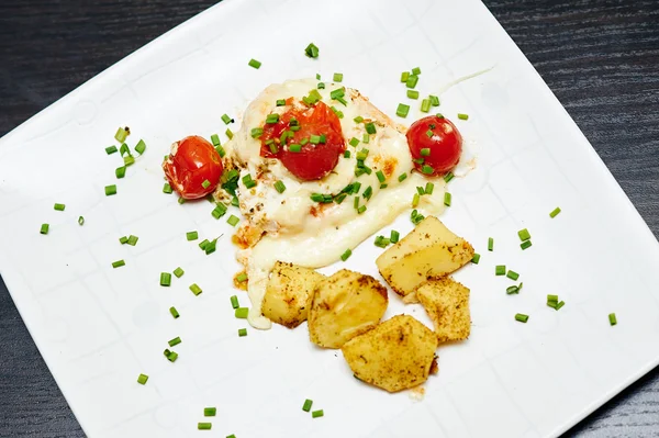 Frango frito com tomate e batata Imagens De Bancos De Imagens Sem Royalties