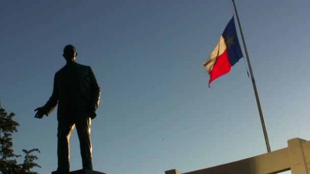 Прапор Техасу і Staue на заході сонця Даллас, Техас — стокове відео