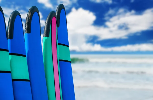 Kleur surfplanken in een stapel door Oceaan — Stockfoto