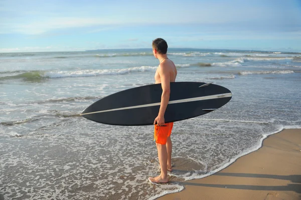 Surfer mit Brett — Stockfoto