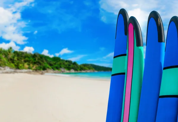 Farbige Surfbretter in einem Stapel am Meer — Stockfoto