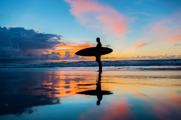 Surfista con tabla —  Fotos de Stock