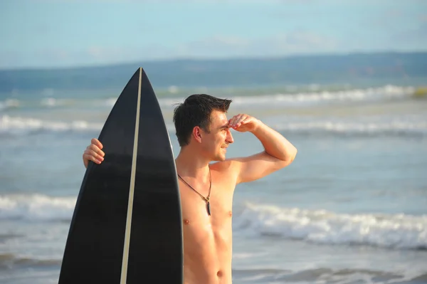 Surfer met bord — Stockfoto