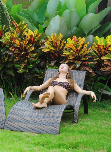 Jovem mulher relaxar — Fotografia de Stock