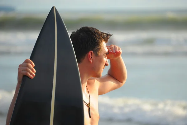 Surfeur avec planche — Photo