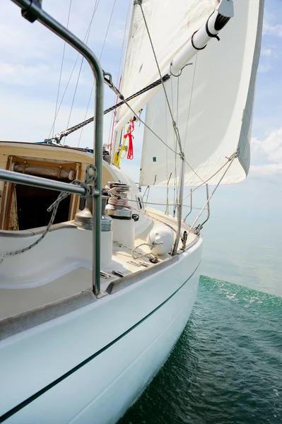 Yacht i det öppna havet — Stockfoto