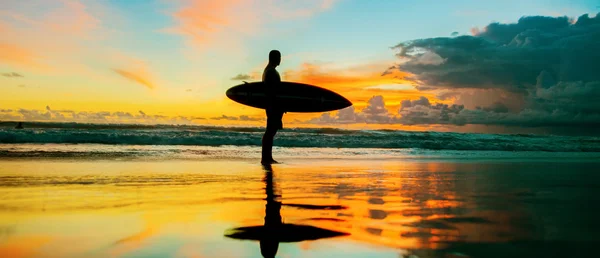 Surfista con tabla —  Fotos de Stock