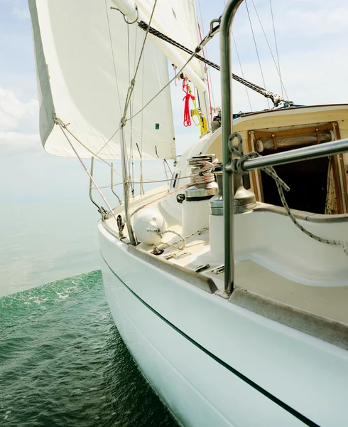 Jacht auf hoher See — Stockfoto