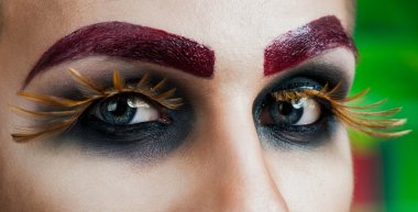 Yakışıklı genç manken makyaj ile