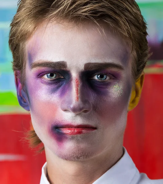 Портрет красивого мужчины с макияжем — стоковое фото