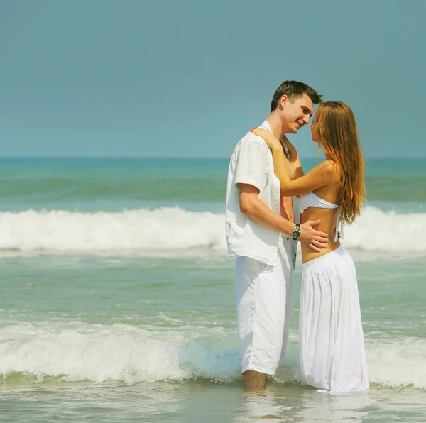 Casal jovem em uma praia — Fotografia de Stock