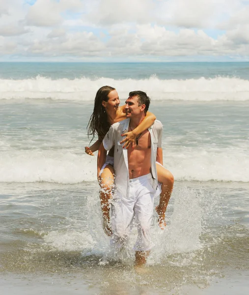 Jeune couple sur une plage — Photo