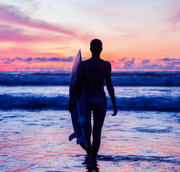 Jeune femme surfeuse avec planche — Photo