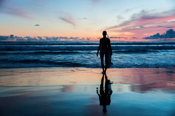 Junge Surferin mit Brett — Stockfoto