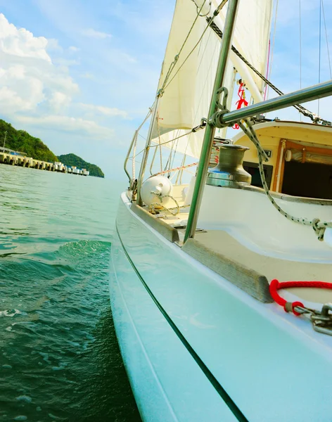 Yacht i det öppna havet — Stockfoto