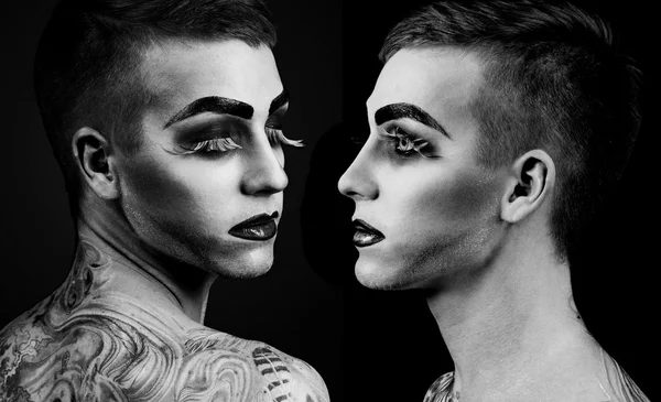 Beau jeune homme mannequin avec maquillage — Photo