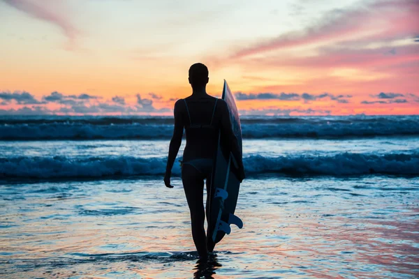 Jeune femme surfeuse avec planche — Photo