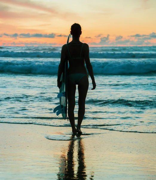 Fiatal nő szörfös ellátással — Stock Fotó