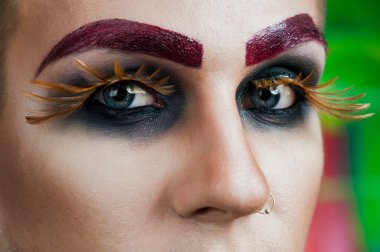 Yakışıklı genç manken makyaj ile