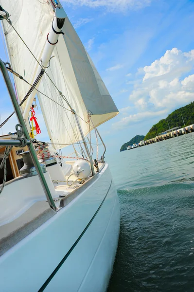 Yacht i det öppna havet — Stockfoto