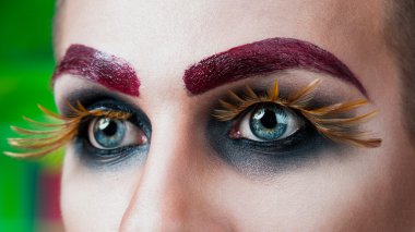 Yakışıklı genç manken makyaj ile