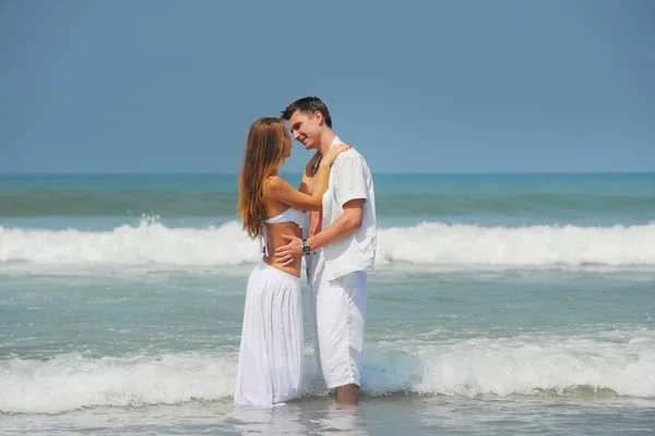 Jong koppel op een strand — Stockfoto