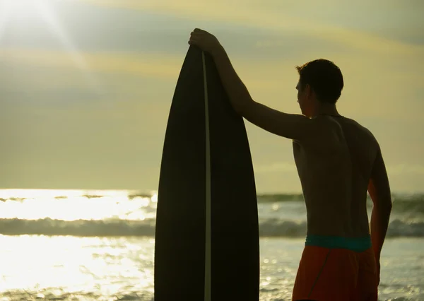 Surfista com prancha — Fotografia de Stock